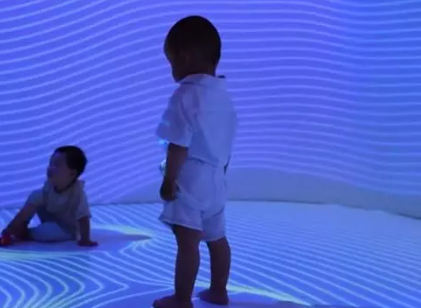 الفرق بين جهاز العرض التفاعلي وجهاز العرض العادي