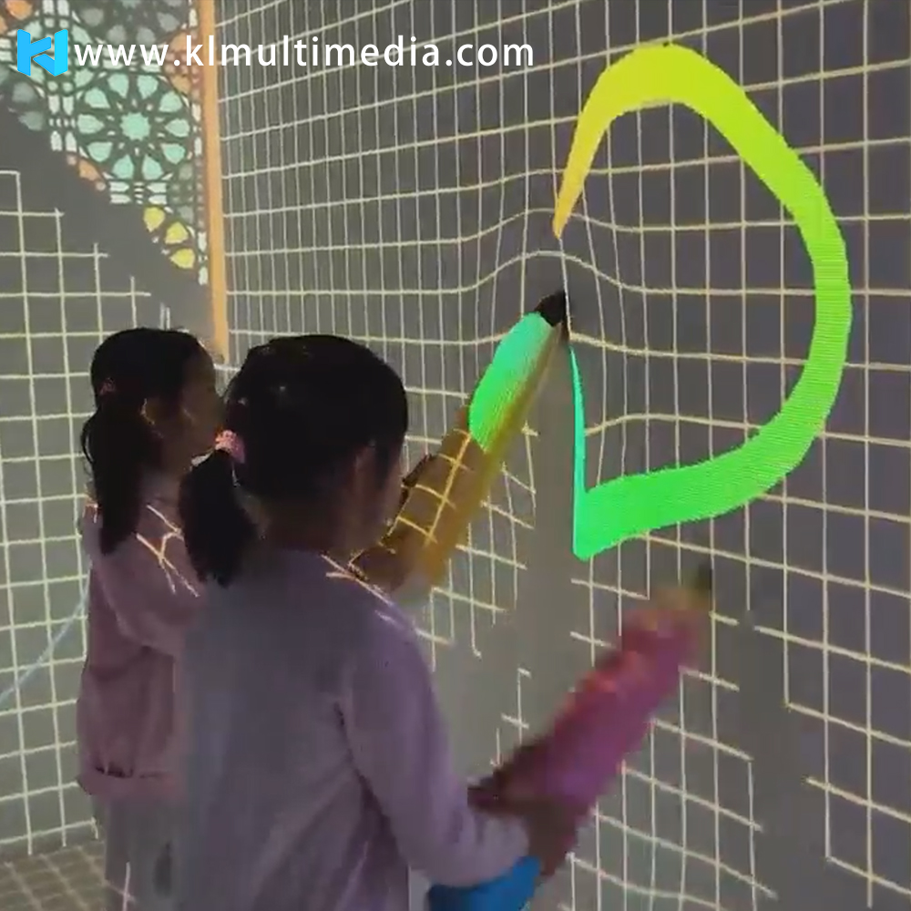 ارسم على قيد الحياة