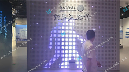 جدار الضوء التفاعلي لظل الإنسان